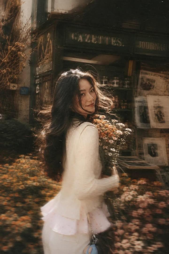 تصویر رمانتیک زن در خیابان پاریس با گل رز؛ محتوای مرتبط هوش مصنوعی در Axeto