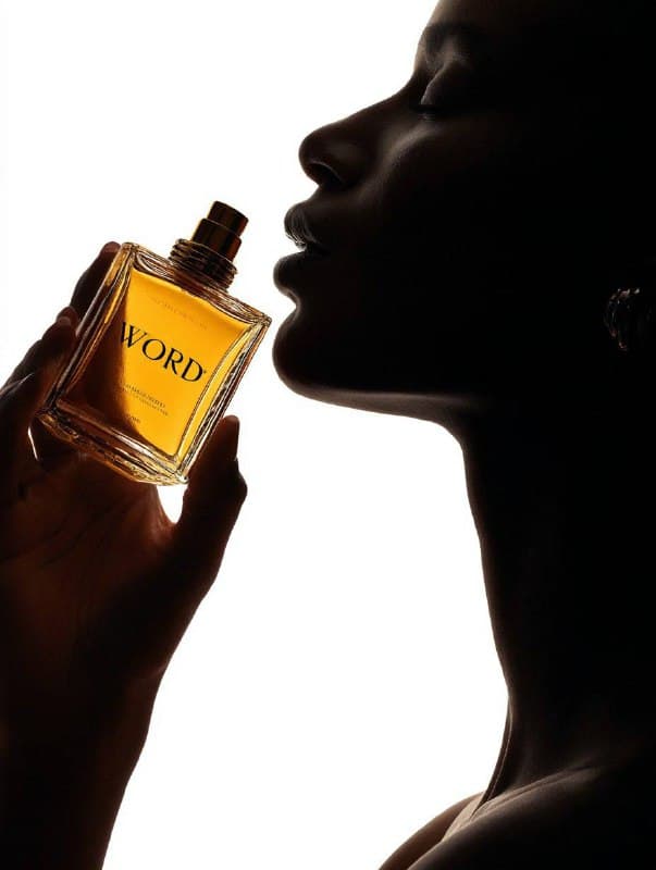 عکاسی محصول: بطری عطر با مدل؛ محتوای مرتبط هوش مصنوعی در Axeto