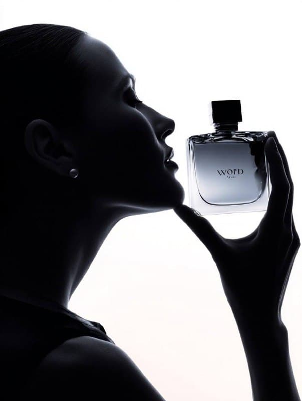 عکاسی محصول: بطری عطر با مدل؛ محتوای مرتبط هوش مصنوعی در Axeto