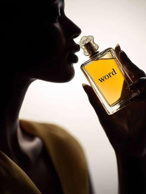 عکاسی محصول: بطری عطر با مدل؛ محتوای مرتبط هوش مصنوعی در Axeto