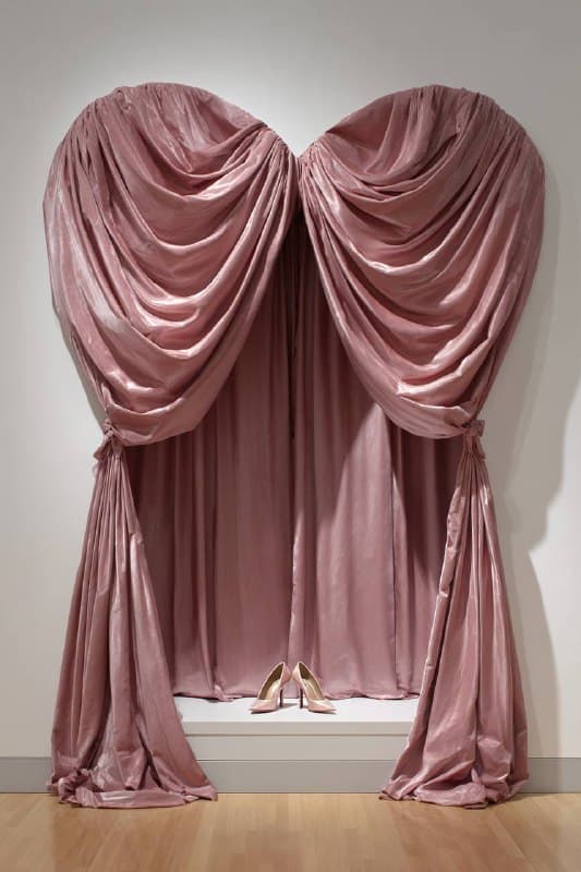 Giant heart-shaped cutout formed from voluminous draperies; lush glossy satin in…؛ عکس ساخته‌شده با هوش مصنوعی و پرامپت فارسی در Axeto