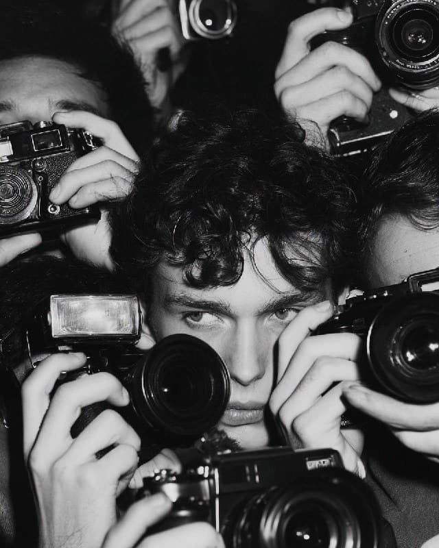 Group of paparazzi taking a photo, frontal view from where they point the lens, …؛ عکس ساخته‌شده با هوش مصنوعی و پرامپت فارسی در Axeto