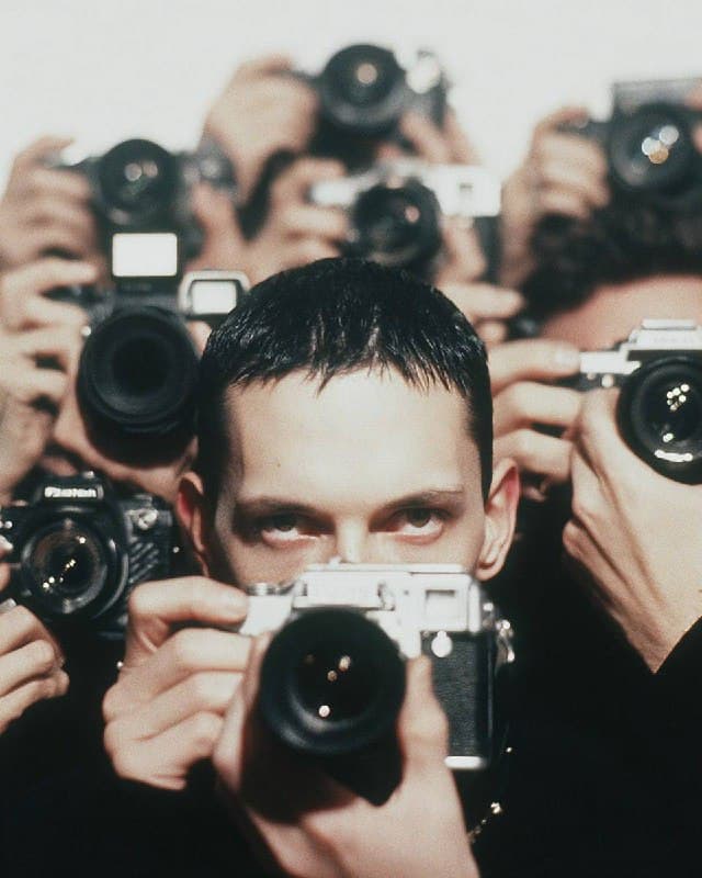Group of paparazzi taking a photo, frontal view from where they point the lens, …؛ عکس ساخته‌شده با هوش مصنوعی و پرامپت فارسی در Axeto