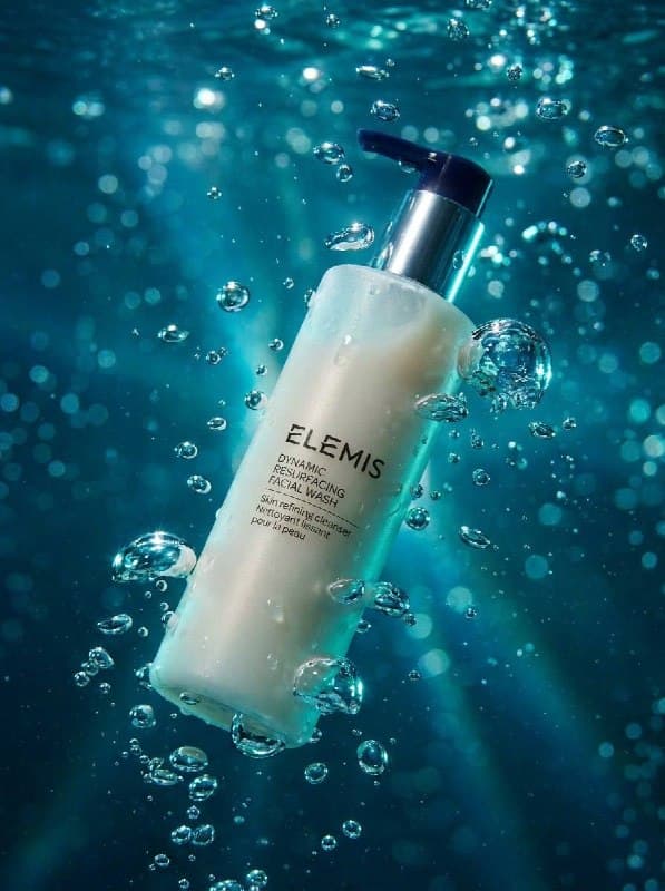 The product from the reference photo floating and levitating dynamically in deep…؛ عکس ساخته‌شده با هوش مصنوعی و پرامپت فارسی در Axeto