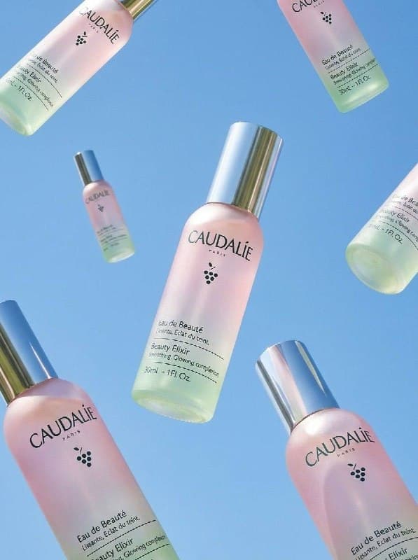 عکاسی محصول شناور با بسته‌بندی مینیمال؛ محتوای مرتبط هوش مصنوعی در Axeto