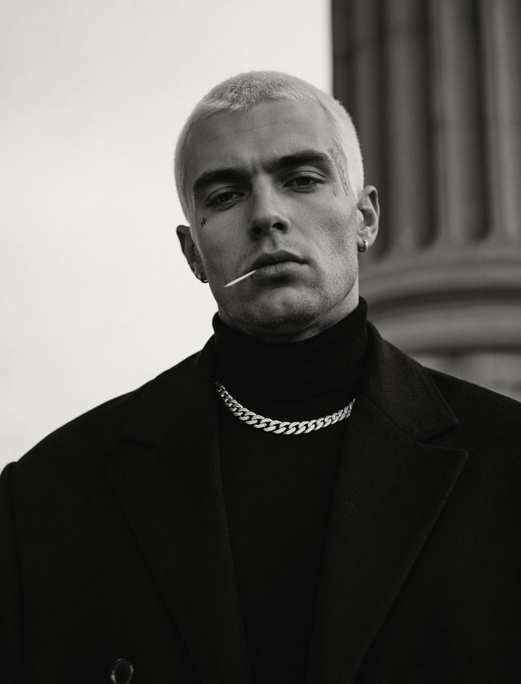 پرتره فوقواقعی مرد با موی کوتاه در استایل فشن؛ پرامپت فارسی برای ساخت عکس با هوش مصنوعی