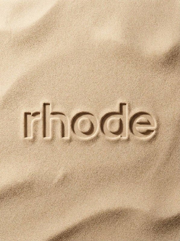 ماکاپ مینیمال برندینگ روی شن، نمای بالا؛ محتوای مرتبط هوش مصنوعی در Pixori